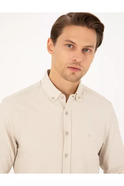 Бежова риза с дълъг ръкав, тясно прилягане 