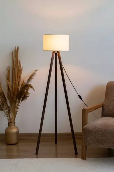 مصباح أرضي ثلاثي الأرجل من الخشب مع رأس أسطوانة منقوشة باللون الكريمي