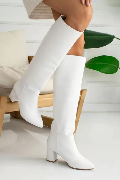 أحذية نسائية طويلة