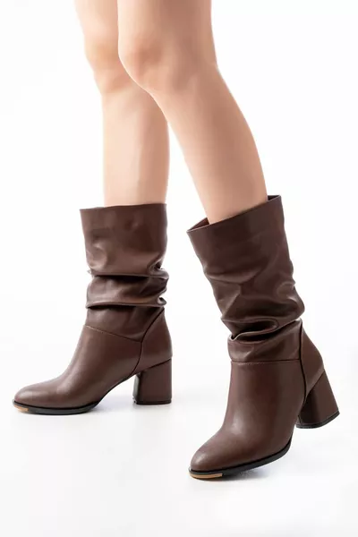  حذاء نسائي كاجوال بكعب بني