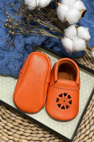 Визуални бебешки ботуши от естествена кожа с оранжево сърце