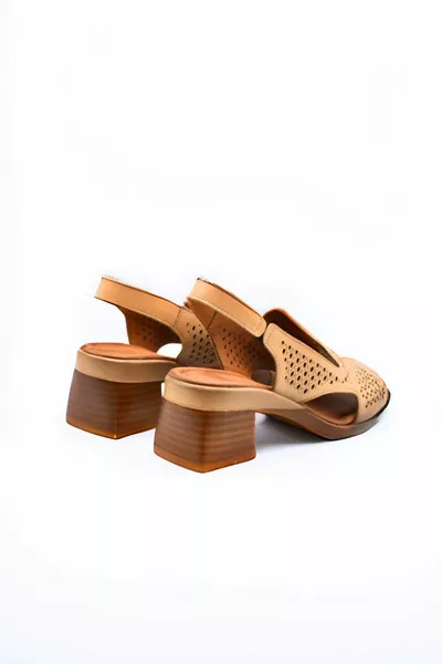 Дамски кожени сандали нюд Y