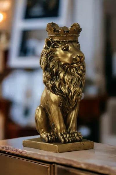 Figurine Decorative Sculpture Crowned Lion Figurine Gold Antique Finish Model 