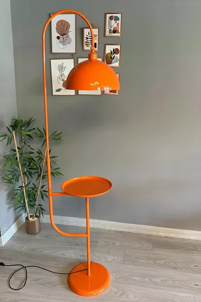 Оранжев подов лампион с подвижна глава и масичка, модерен декоративен метален за хол или работен кабинет