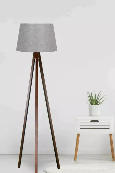 Трипод лампа с 3 крака, дървена основа, конусовиден абажур от сива тъкан, кафява основа