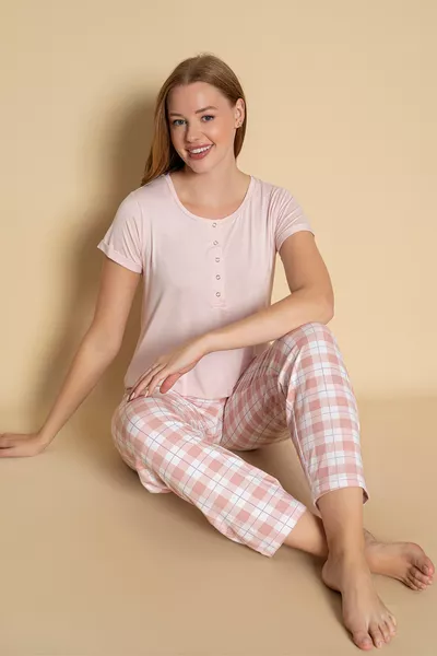 طقم بيجامة نسائي بنقشة مربعات باللون الوردي – قبة بأزرار قصيرة الأكمام، وسروال بخصر مطاطي