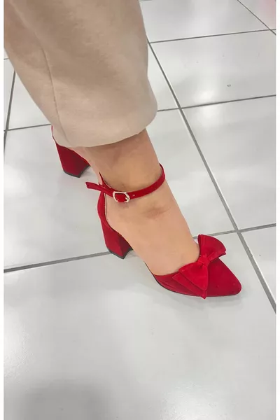 Rote Abendschuhe mit Absätzen und Schleifen