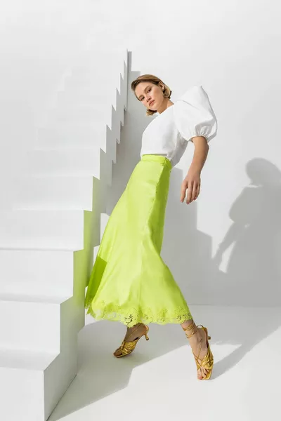 تنورة طويلة مطرزة 