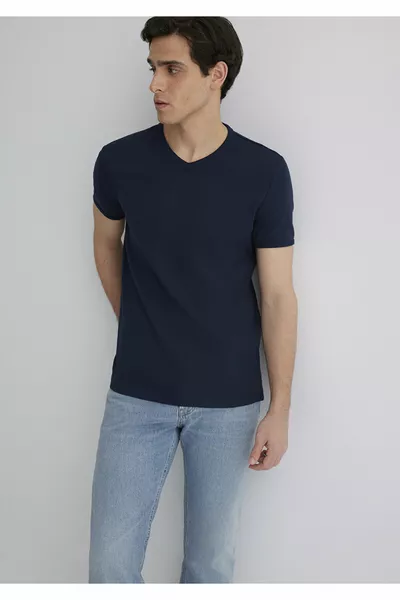 Тъмносиня тениска с V-образно деколте и детайли от рипа, прилепнал силует / Модел с втален разрез 