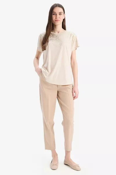 Тениска с къси ръкави с щампа на раменете и обло деколте SP