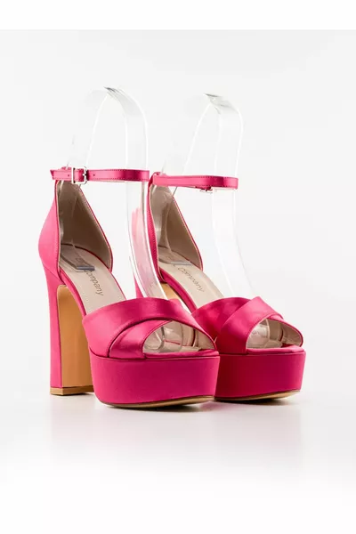 cm Fuchsia satijnen stof, gegarandeerd om uit te lopen. Het is licht van gewicht, glijdt er niet onderdoor.