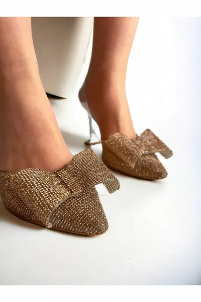 Glitzernde Steinschleife mit detaillierten 9 cm transparenten Damenschuhen mit Absatz