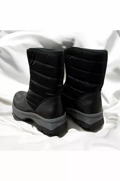 أحذية ثلجية سوداء اللون للفتيات