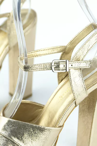 أحذية سهرة من القماش اللامع الذهبي مقاس .5 سم عالية ، الجري مضمون ، بشرط أن تكون بطيئا.