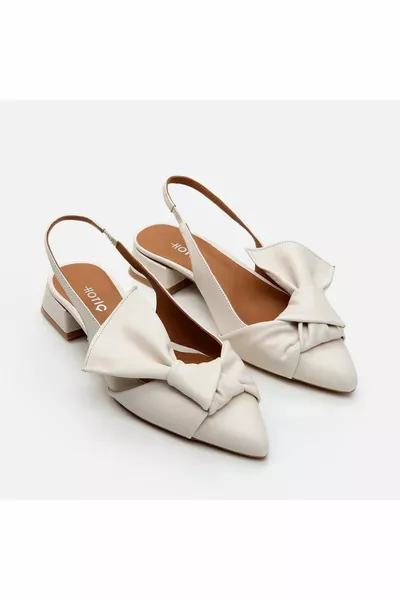 جلد طبيعي البيج المرأة الباليه الشقق