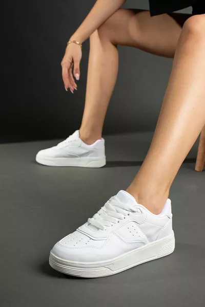 نعل سنيكرز نسائي لون أبيض 4 سم