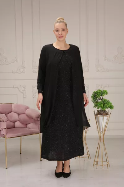 Вечернее платье из блестящей ткани и вышитых камнями