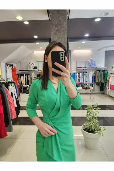 Zweireihiges Kleid aus Kreppstoff mit Kragen /grün/ Rote Bete