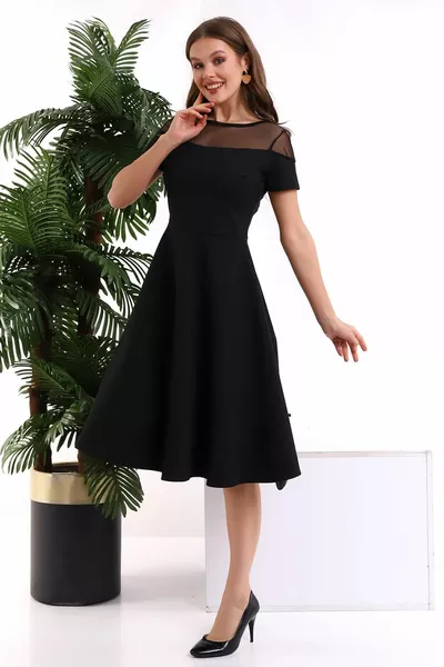 فستان أسود مفتوح الرقبة 