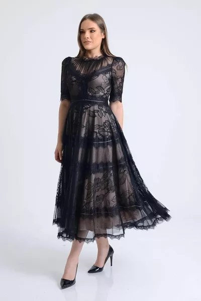 Schwarzes kurzärmeliges Abendkleid aus Spitze