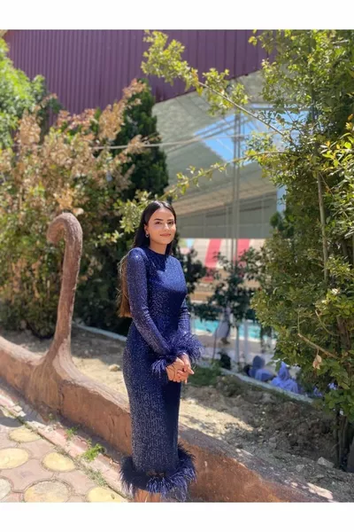 Marineblaues Abendkleid mit Paillettenmuster