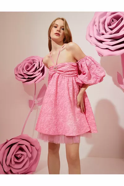 Robe à manches ballon et épaules dénudées en tulle