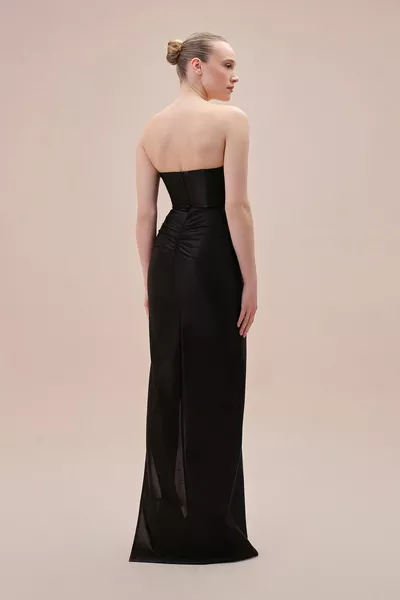 Trägerloses schwarzes langes Kleid mit Seitenschlitzen