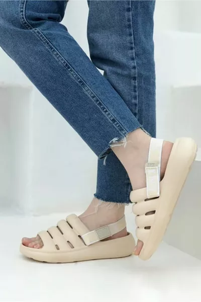 Бежови дамски еластични сандали