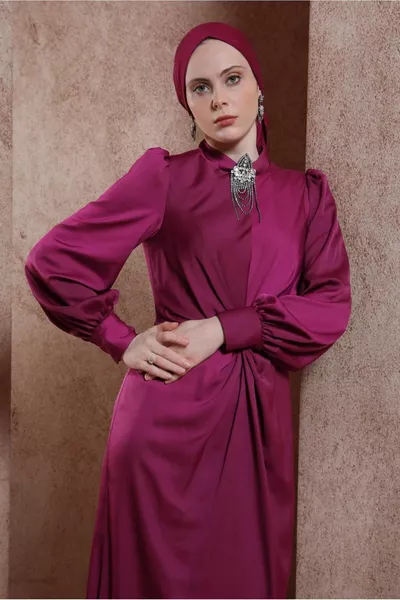 ROBE DE SOIRÉE EN SATIN AVEC BROCHE 