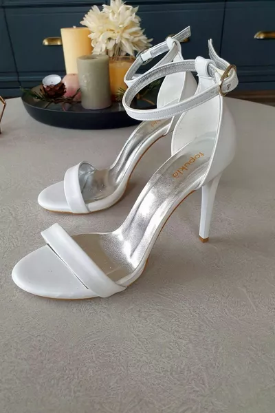 المرأة الأبيض واحد الفرقة الأحذية الجلدية 