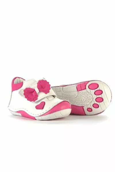 جلد طبيعي طفلة الخطوة الأولى الأحذية مع القوس الوردي الأبيض التعادل