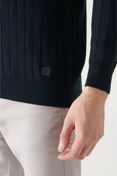 Мъжки тъмносин пуловер с жакардова плетка и кръгло деколте 