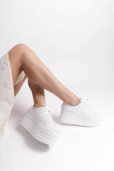 حذاء رياضي بكعب عالي نسائي