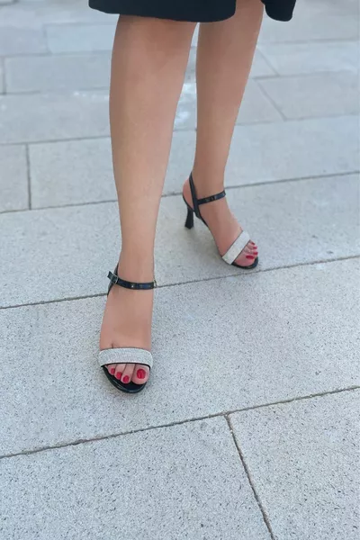  Schwarzes Lackleder Silberne Steinabsätze