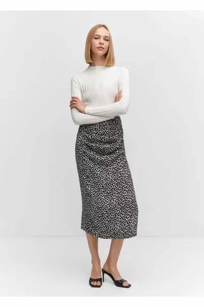 تنورة منقوشة