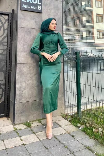 كم مهدب الساتان مساء اللباس الزمرد