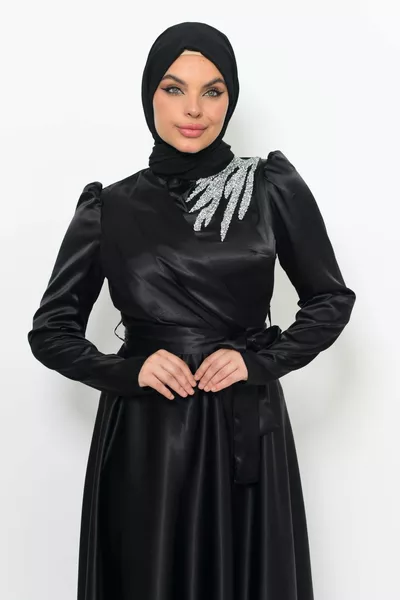 Satin-Design-Kleid mit Schultersteinen