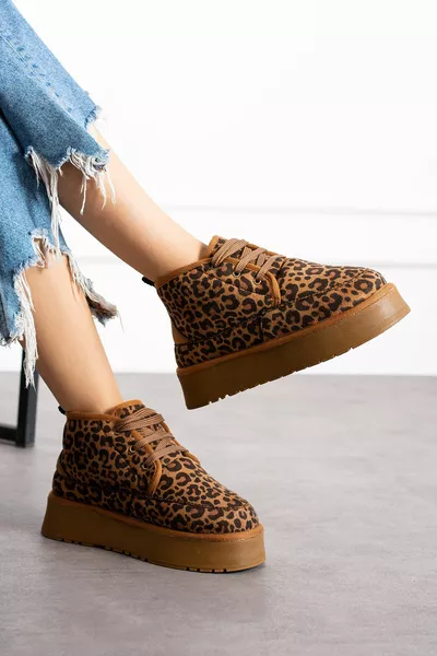 Pelliccia di pelle scamosciata leopardata marrone chiaro da donna all'interno di stivali midi e stivaletti con mezzi lacci