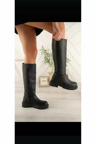 Черные сапоги на коротком каблуке