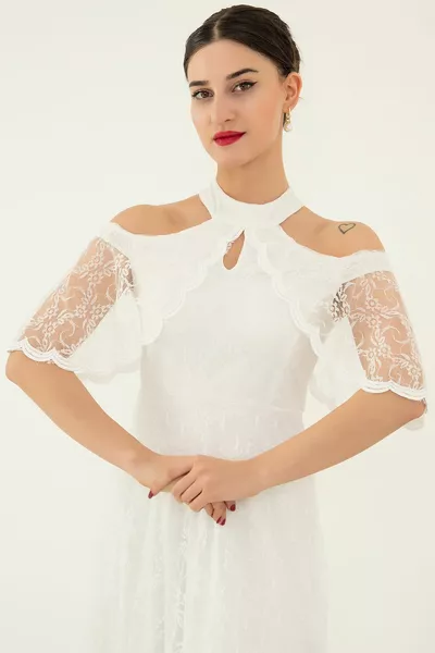 Langes Abendkleid aus Spitze mit Schulterdetail 