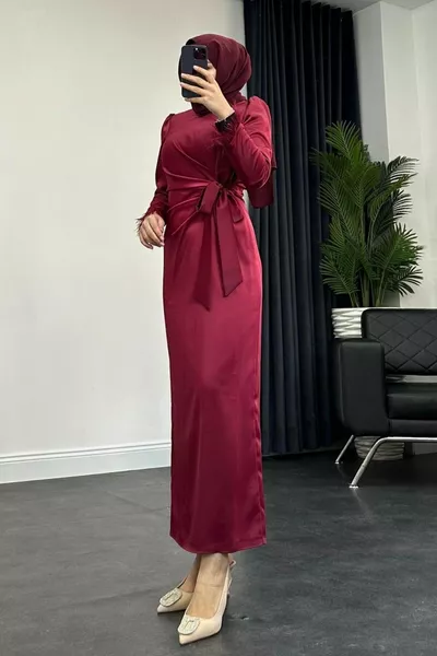 Abito da sera in raso con frange bordeaux