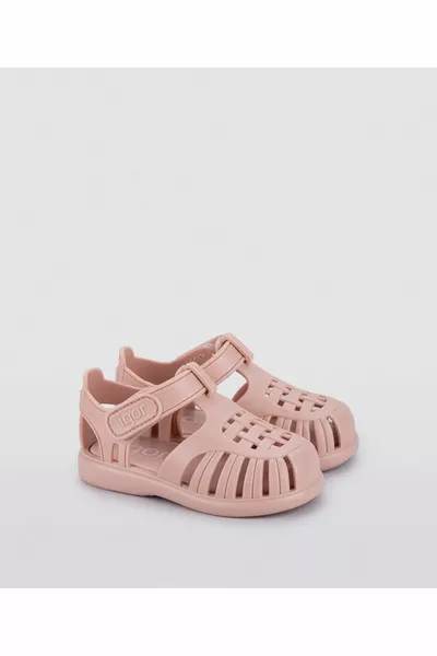 إيغور  توبي سادة عارية الفتيات الصنادل