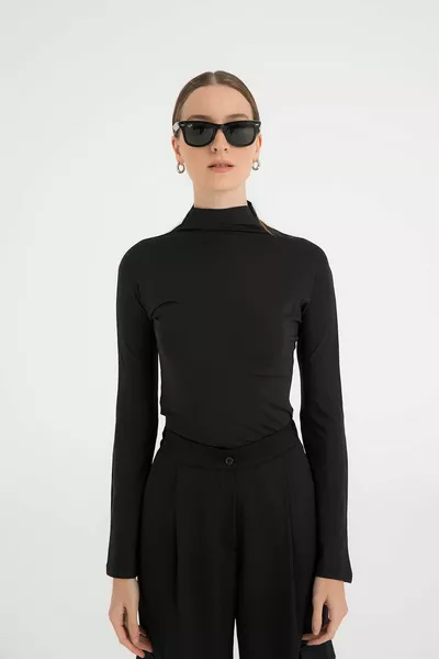 Мека на допир блуза с половин деколте черна