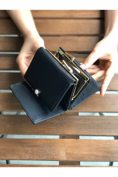 محفظة نسائية باللؤلؤ الأسود