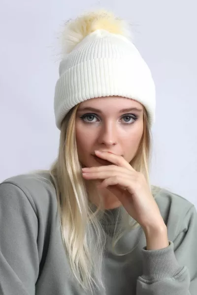 Женская шапочка с помпонами Ecru