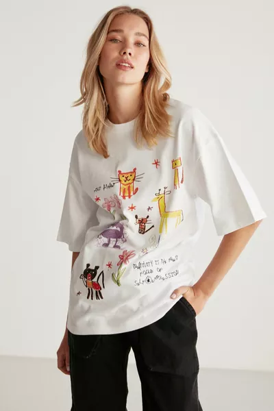 المرأة الوطنية  ٪ القطن العضوي كبير الحجم العفن فضفاض قطع الطباعة والتطريز مفصلة تي شيرت أبيض