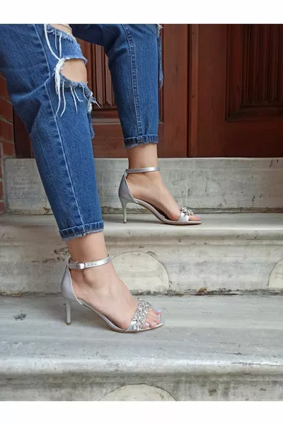 كعب نحيف من الساتان الفضي 8 سم كعب نسائي أحادي الفرقة