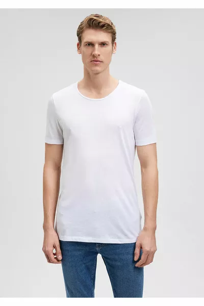 تي شيرت أبيض مع تفاصيل الياقة المجهزة / المجهزة 