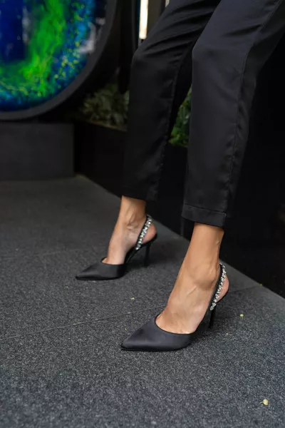 جيسي المرأة الأسود الساتان الحجر التفاصيل الكعب مساء اللباس الأحذية