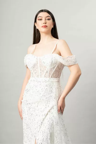 Белое вечернее платье с разрезом и длинным блестящим воротником